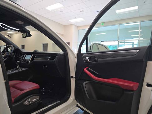 Used 2015 Porsche Macan Turbo AWD/4WD image 29