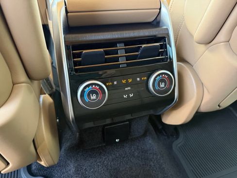 Used 2025 Land Rover Range Rover SE AWD/4WD image 16