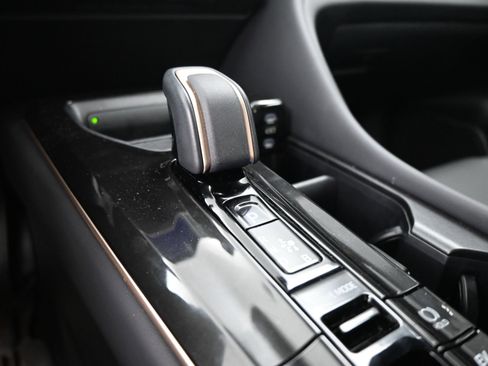 Certified 2025 Toyota Crown XLE image 15