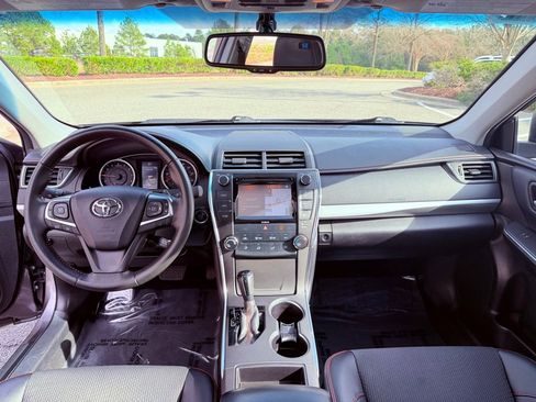 Used 2016 Toyota Camry SE w/ Moonroof Package image 10