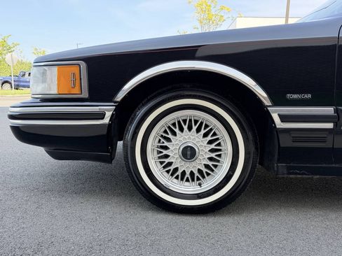Used 1994 Lincoln Town Car Signature RWD image 36