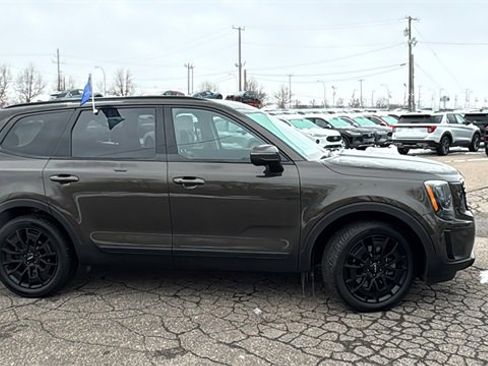 Used 2022 Kia Telluride EX w/ EX Premium Package image 3