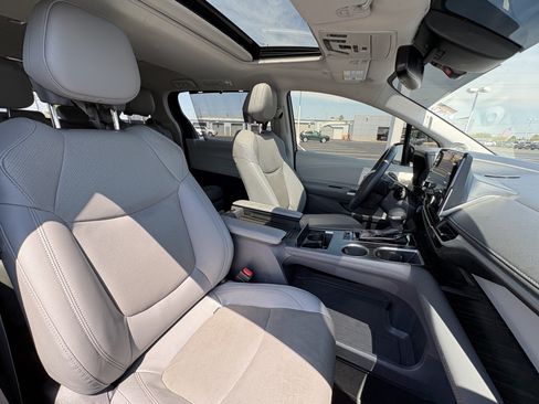 Used 2022 Toyota Sienna Limited FWD image 19