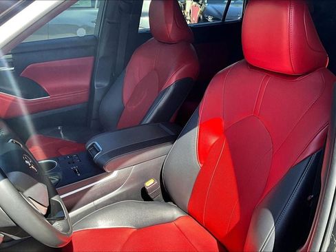 Used 2023 Toyota Highlander XSE FWD image 18