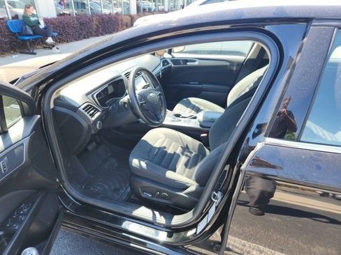 Used 2017 Ford Fusion SE w/ Fusion SE Technology Package FWD image 12