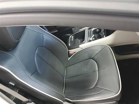 Used 2024 Chrysler Pacifica Limited FWD image 16