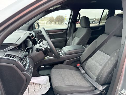 Used 2025 GMC Acadia Elevation image 13