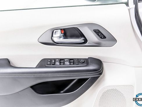 Used 2023 Chrysler Pacifica Touring-L image 22