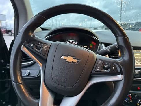 Used 2018 Chevrolet Trax LT w/ Sun & Sound Package image 8