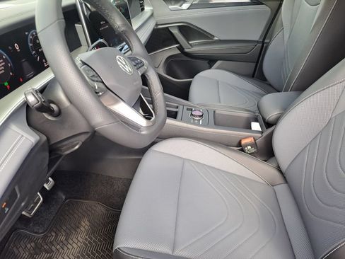 Used 2025 Volkswagen Tiguan SE R-Line FWD image 17