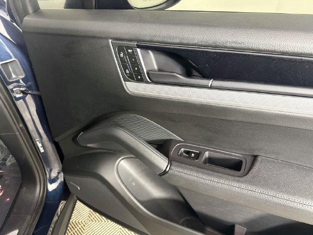 Used 2024 Porsche Cayenne AWD/4WD image 30