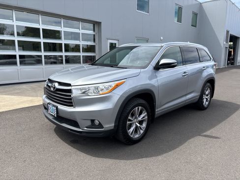 Used 2014 Toyota Highlander XLE AWD/4WD image 1