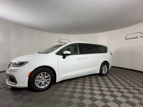 Used 2023 Chrysler Pacifica Touring-L image 4