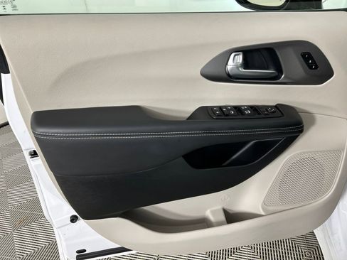 Used 2024 Chrysler Pacifica Touring-L image 11