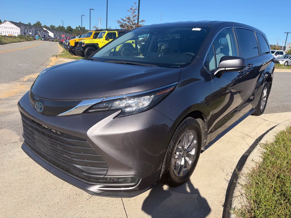 Used 2023 Toyota Sienna LE FWD image 48