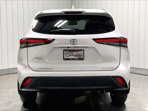 Used 2023 Toyota Highlander XLE AWD/4WD image 4