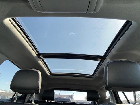 Used 2023 GMC Terrain SLT image 13