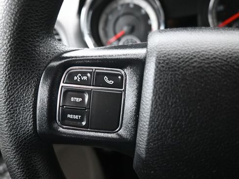 Used 2019 Dodge Grand Caravan SE w/ UConnect Hands-Free Group image 17