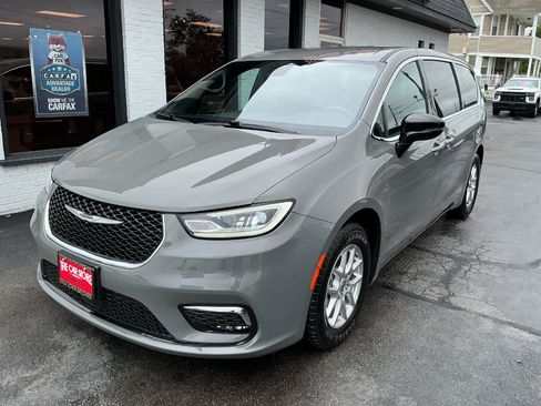 Used 2025 Chrysler Pacifica Select FWD image 2