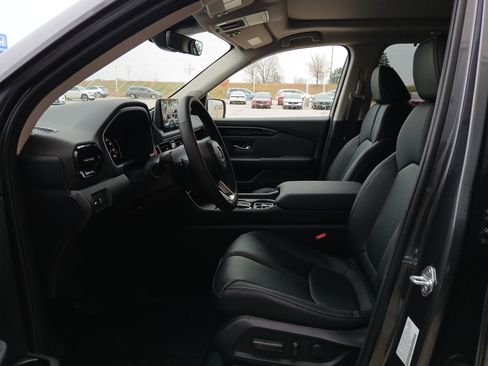 New 2025 Honda Pilot Touring image 7