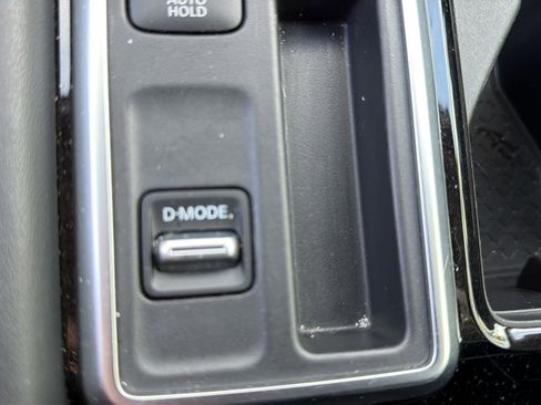 Used 2025 Nissan Pathfinder SL FWD image 11