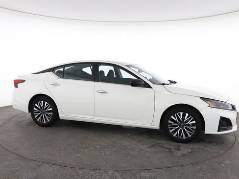 Used 2025 Nissan Altima 2.5 SV image 15