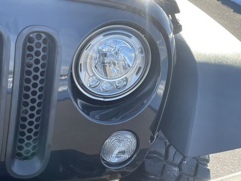 Used 2017 Jeep Wrangler Unlimited Rubicon w/ Connectivity Group image 10