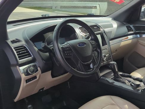 Used 2019 Ford Explorer Limited w/ Class III Trailer Tow Package image 12