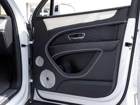 Certified 2023 Bentley Bentayga Extended Wheelbase AWD/4WD image 39