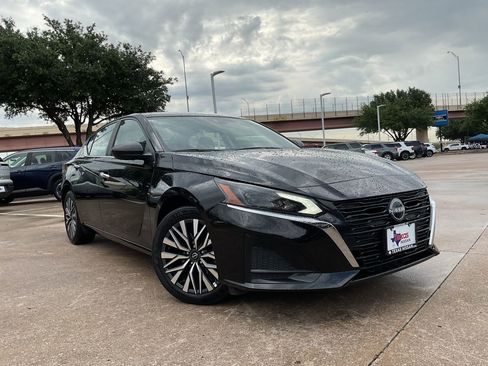 Used 2025 Nissan Altima 2.5 SV FWD image 4