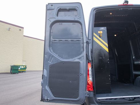Used 2023 Mercedes-Benz Sprinter 2500 image 15