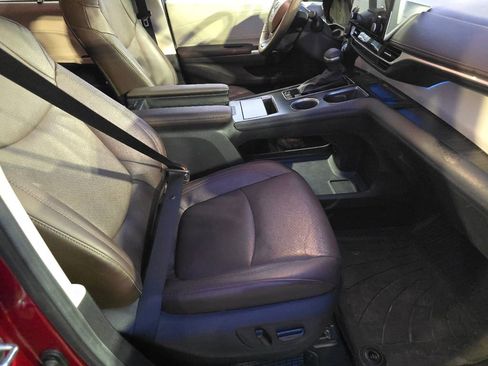 Used 2024 Toyota Sienna Platinum image 28