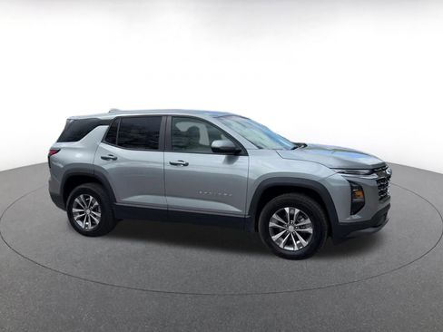 Used 2025 Chevrolet Equinox LT image 2