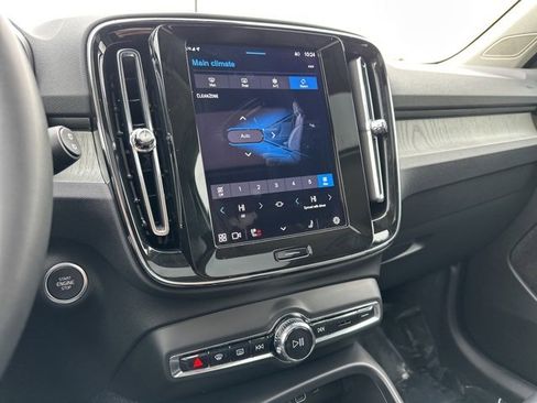 Certified 2025 Volvo XC40 B5 Core image 18