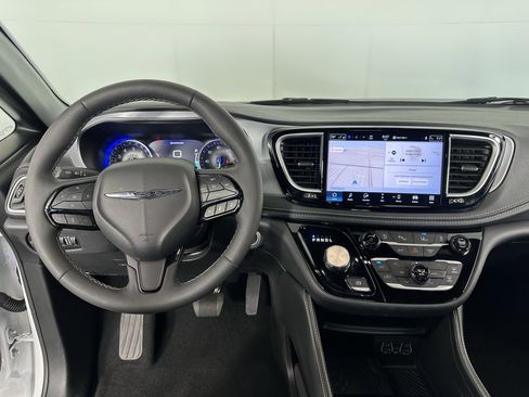 Used 2025 Chrysler Pacifica Limited image 3