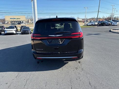 Used 2024 Chrysler Pacifica Touring-L image 9