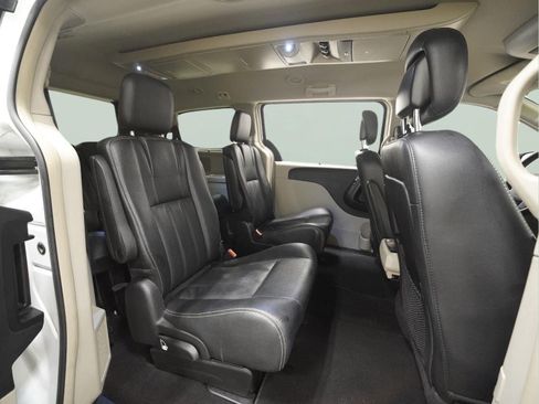 Used 2016 Chrysler Town & Country Touring FWD image 14