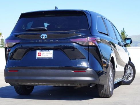 Certified 2024 Toyota Sienna LE FWD image 7