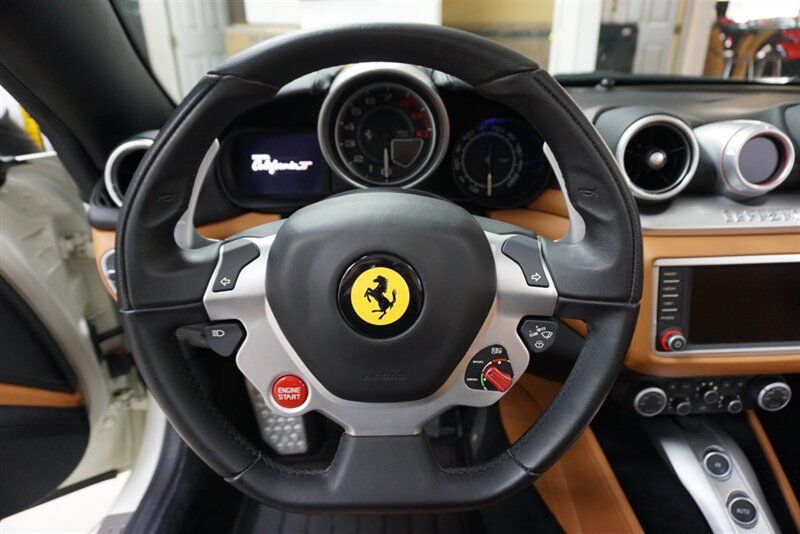 Used 2017 Ferrari California T RWD image 13