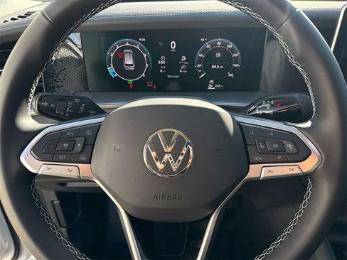 New 2026 Volkswagen Tiguan SE FWD image 16
