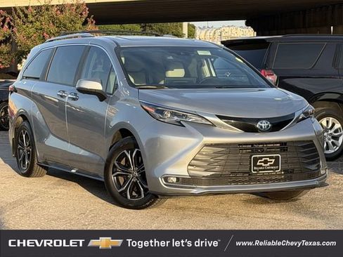 Used 2025 Toyota Sienna Platinum AWD/4WD image 2