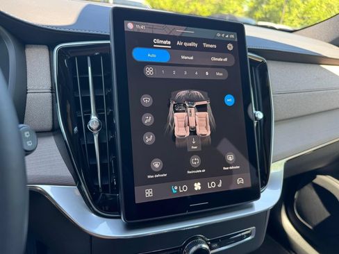 Certified 2025 Volvo XC90 B5 Ultra AWD/4WD image 17
