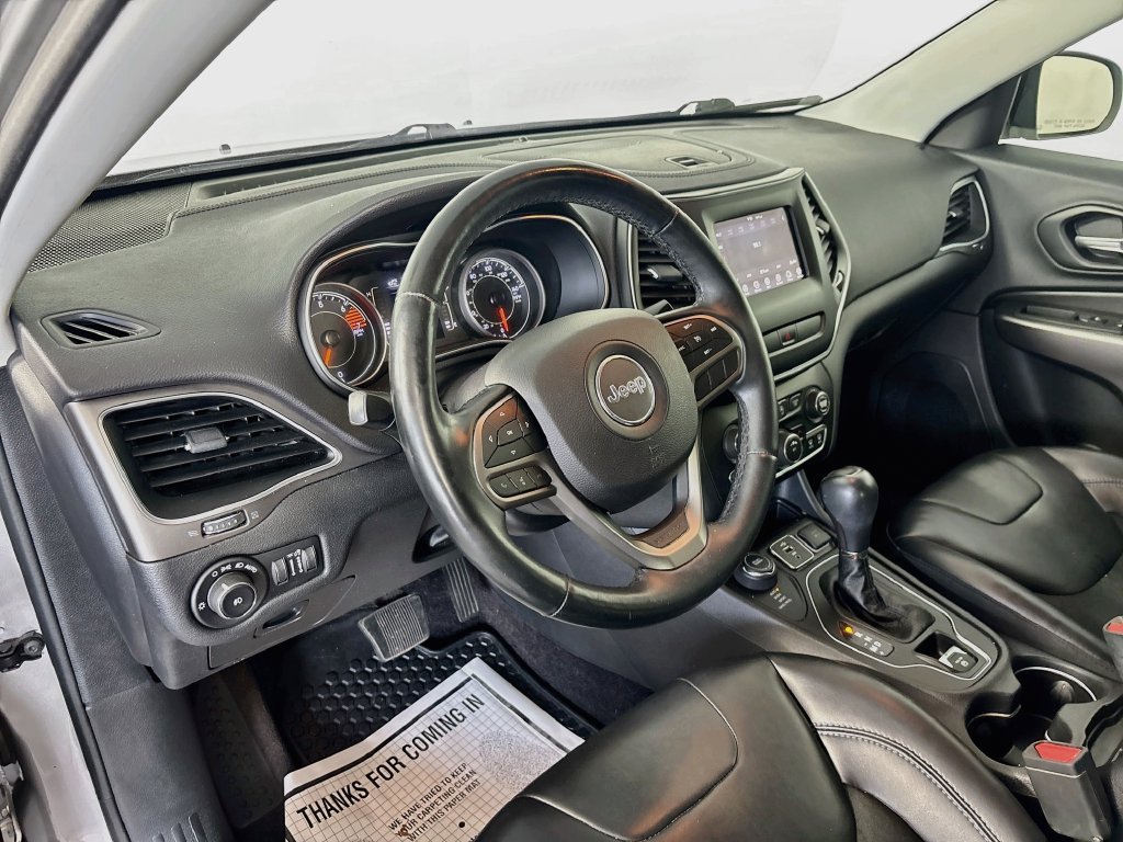 Used 2019 Jeep Cherokee Latitude Plus w/ Cold Weather Group AWD/4WD image 9