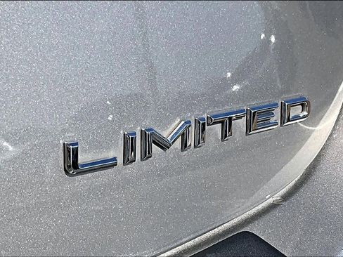 Used 2017 Toyota Avalon Limited image 9