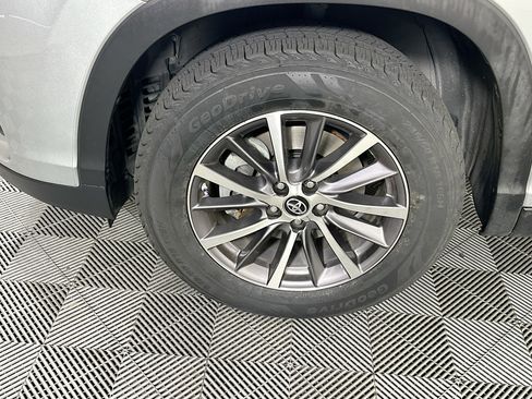 Used 2019 Toyota Highlander XLE FWD image 11