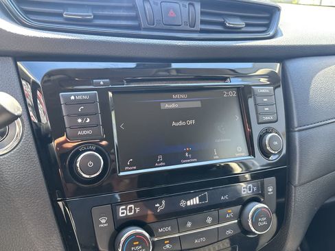 Used 2019 Nissan Rogue SV FWD image 18