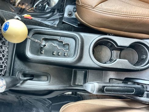 Used 2013 Jeep Wrangler Unlimited Sahara image 21