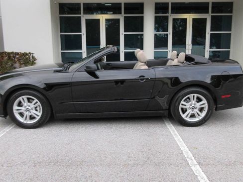 Used 2014 Ford Mustang Convertible RWD image 2