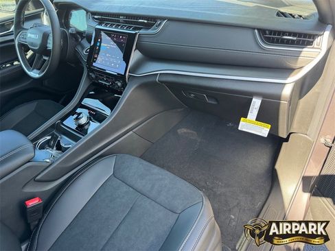 New 2025 Jeep Grand Cherokee Laredo image 11