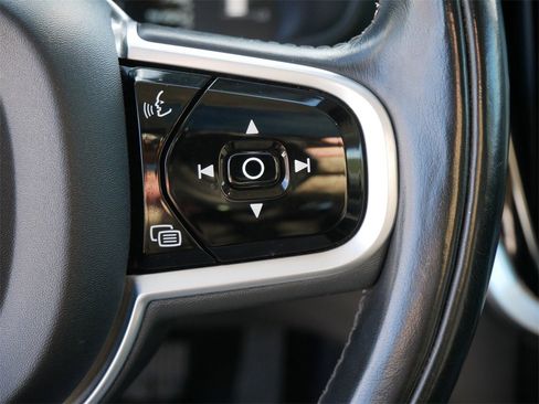 Used 2019 Volvo S60 T6 Momentum w/ Premium Package image 19